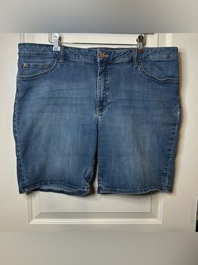 Lee Riders Medium Wash Bermuda Shorts Mid-Rise | Women’s 20M